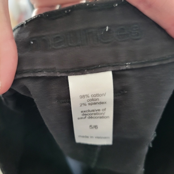 Maurices Women's 5/6 Black Chino Shorts Big Pockets Comfy Summer Spring - Picture 4 of 4